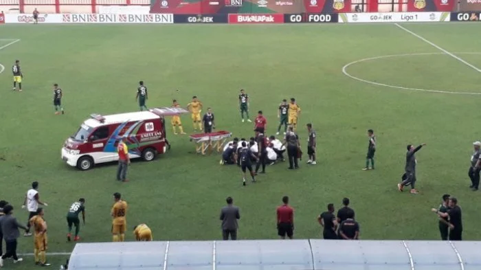 Bek Persebaya Dilarikan ke RS Usai Jatuh Kepala Lebih Dulu dan Pingsan di Lapangan